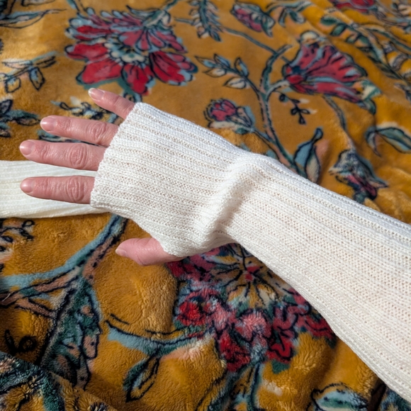 White Ribbed Knit Fingerless Gloves - Picture 2 of 4